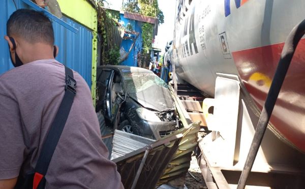 Sempat Mogok di Perlintasan Kereta Api, Mobil Toyota Innova Terseret KA Hingga 10 Meter