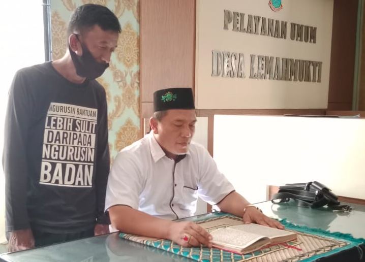 Sediakan Al-Quran Untuk Tadarusan, Kades Lemahmukti Wajibkan Pegawai Untuk Standby di Kantor