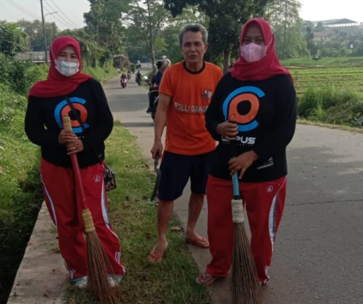 Jaga dan Rawat Kebersihan, Warga Cikpus Bersih-bersih Lingkungan di Jalan Poros Desa