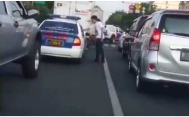 Viral, Video Pria Gondrong Masukkan Sampah ke Mobil Polisi Lalu Tersenyum, Netizen: Saya Menyebutnya Tampan da