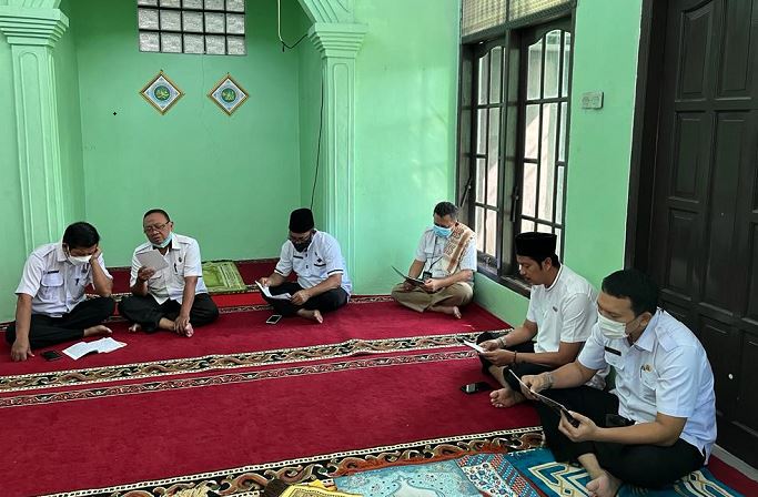 Kegiatan Ramadan di Kantor DPPKB Karawang : Sebelum Bekerja, Tadarus Qur'an