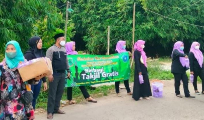 TP PKK Desa Jomin Timur Bagi-Bagi Takjil