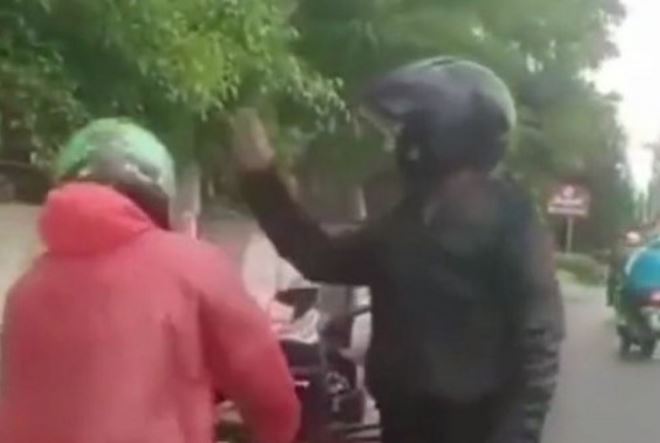 Viral! Oknum Polisi Pukul dan Memaki-maki Pengemudi Ojol di Pinggir Jalan