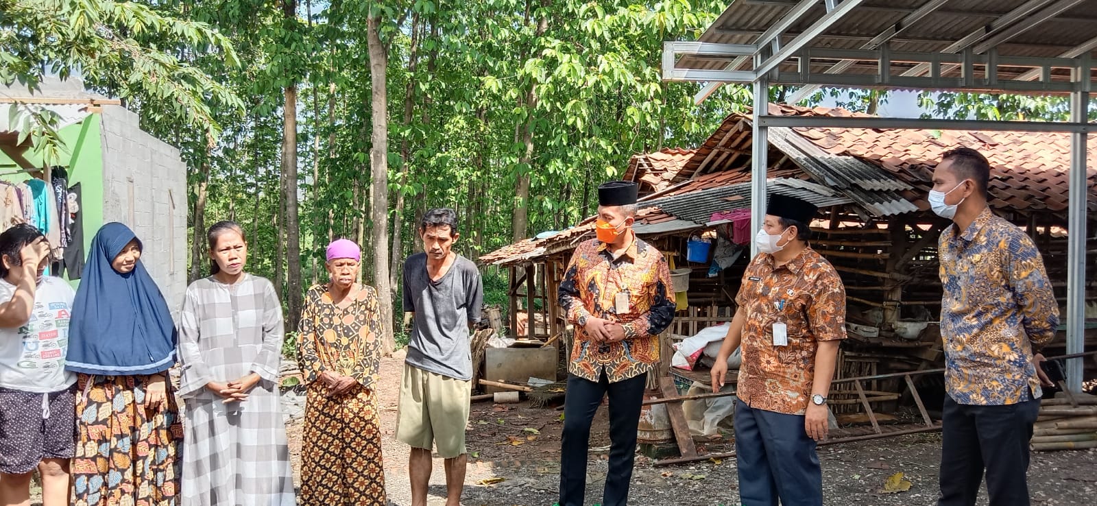 Tertimpa Pohon Enam Rumah Mengalami Kerusakan, Camat dan Kades Terjun ke Lokasi