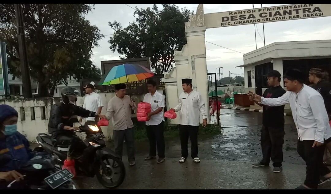 Jelang Buka Puasa, Kades Ciantra Bagikan 200 Nasi Kotak ke Warga