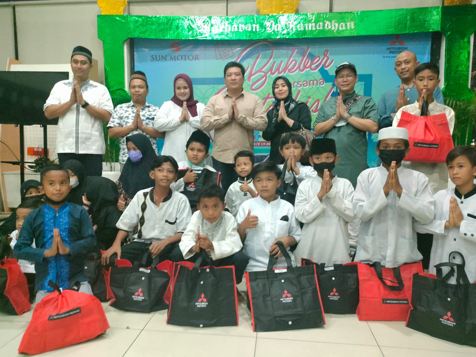 Penjualan Positif, Mitsubishi SSPM Bekasi Ajak Bukber Konsumen dan Anak Yatim-Piatu