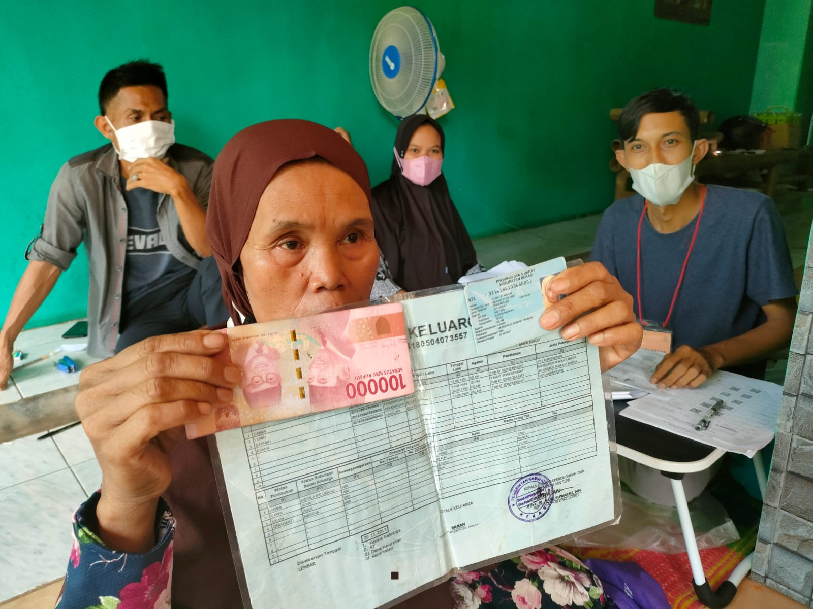 Bahagia Warga Kertarahayu Jelang Ramadan Dapat BLT Minyak