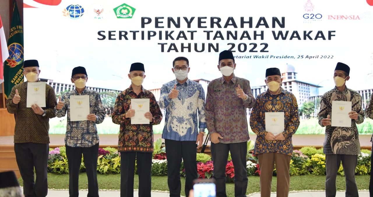 Serahkan 502 Sertifikat Tanah Wakaf, Ridwan Kamil Apresiasi Kementrian Agraria