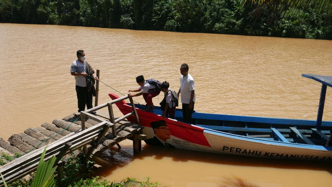 Ridwan Kamil Berikan Perahu untuk Antar Siswa Seberangi Sungai Berhabitat Buaya