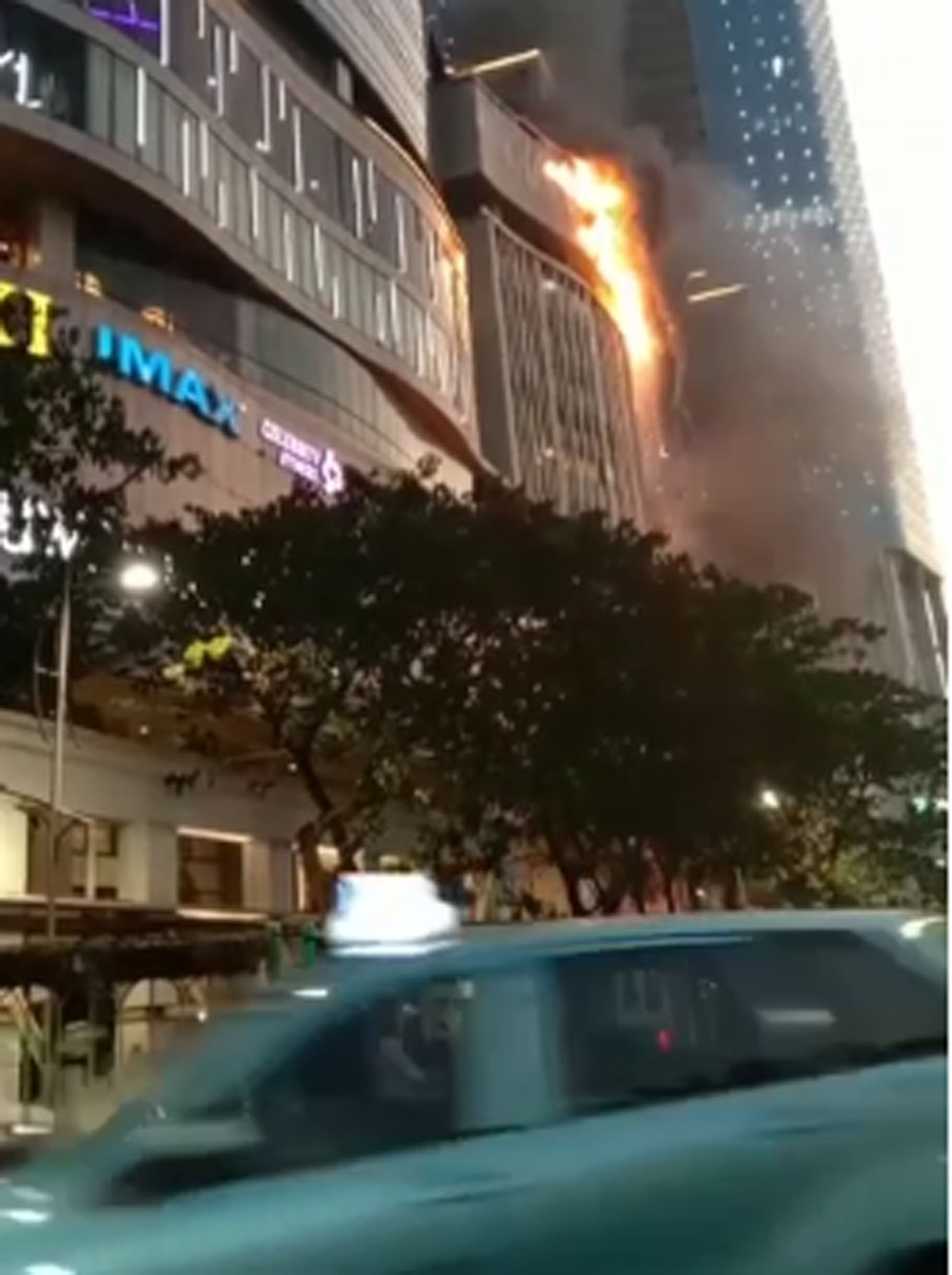 Tunjungan Plaza Terbakar, Pengunjung: Awal Kebakaran Terjadi Jelang Azan Magrib