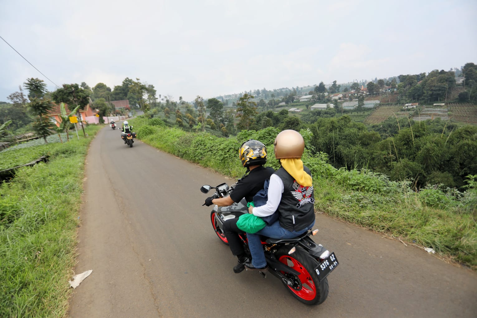 Ngabuburit Ala Atalia Ridwan Kamil, Keliling Naik Motor, Bagi-bagi Sembako di Jalanan