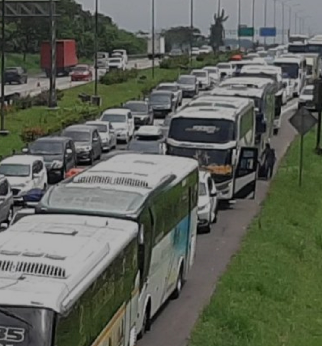 Kamis Sore, Tol Jakarta -Cikampek Padat Merayap