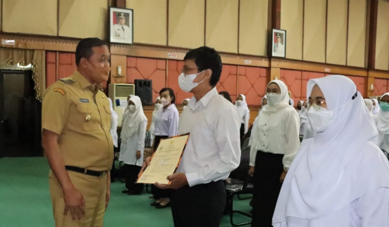 Serahkan Langsung SK 227 CPNS, Inilah Pesan Plt Wali Kota Bekasi