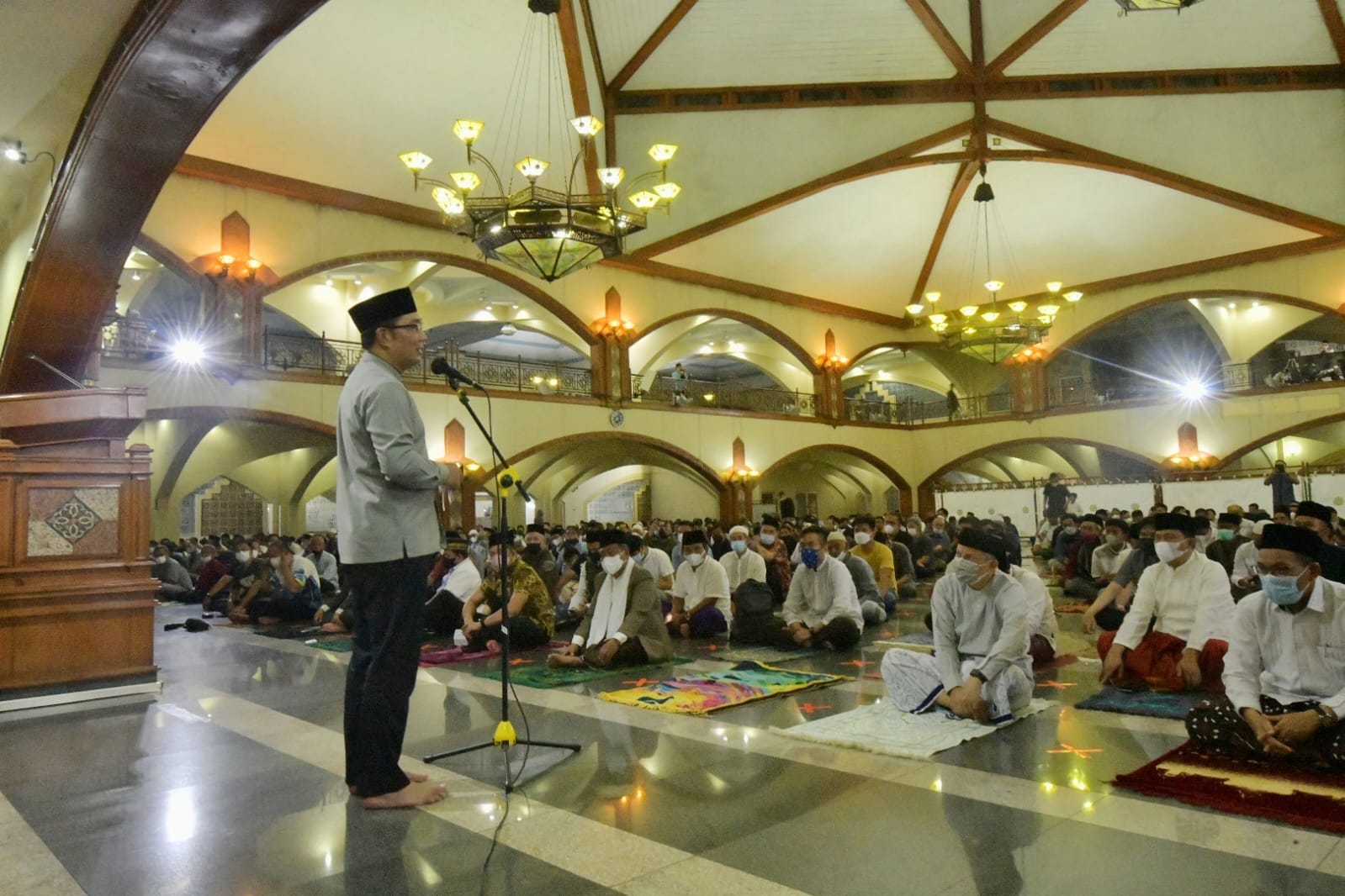 Ridwal Kamil Terharu Salat Tarawih Pertama Jemah Pusdai Bandung Dipenuhi Jemaah