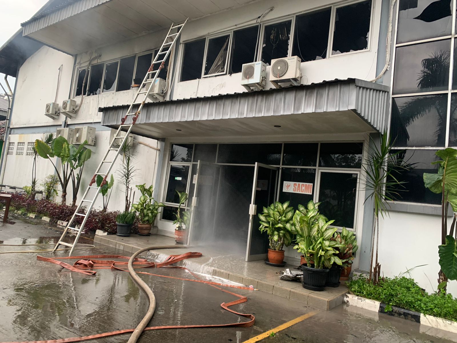 Gedung PT Sacmi Molds & Dies Indonesia di Kawasan Surya Cipta Terbakar