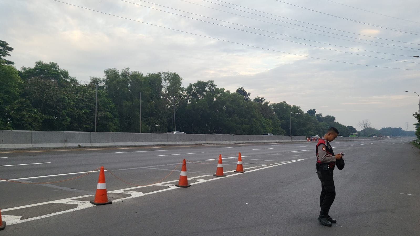 One Way, Polres Karawang Sudah Tutup Pintu Tol Karawang Barat Arah Jakarta