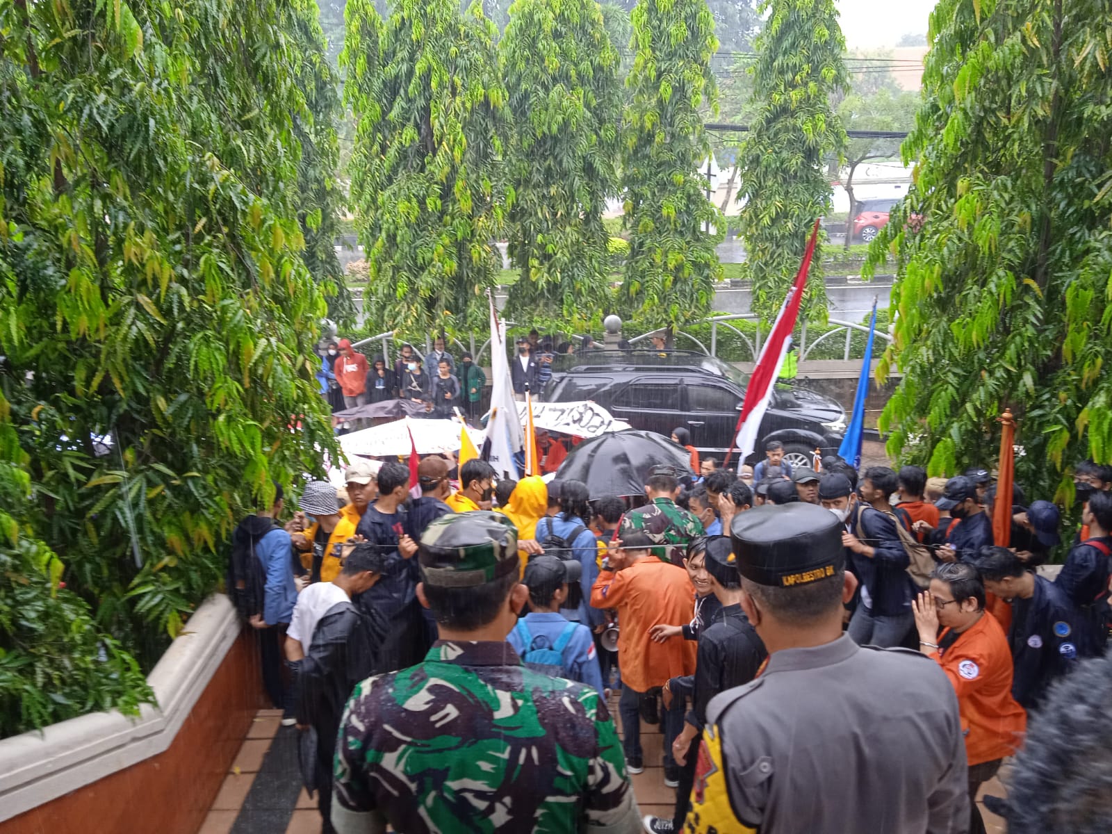 Diguyur Hujan Aksi Aliansi BEM Kota Bekasi di Gedung DPRD Tetap Bertahan