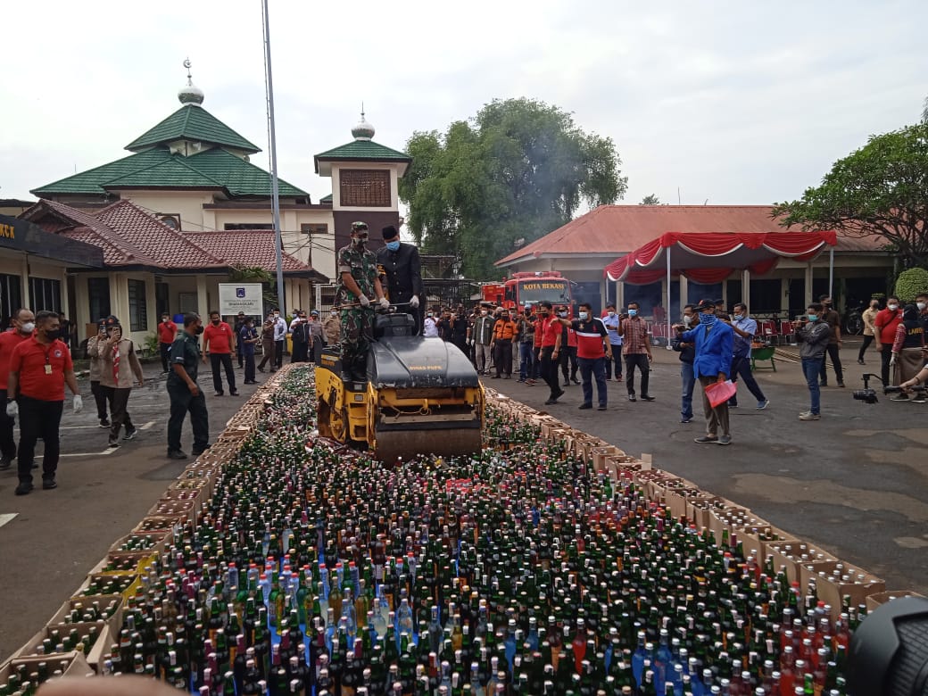 Penampakan Ribuan Botol Minuman Keras yang  Dimusnahkan Polresta Bekasi Kota