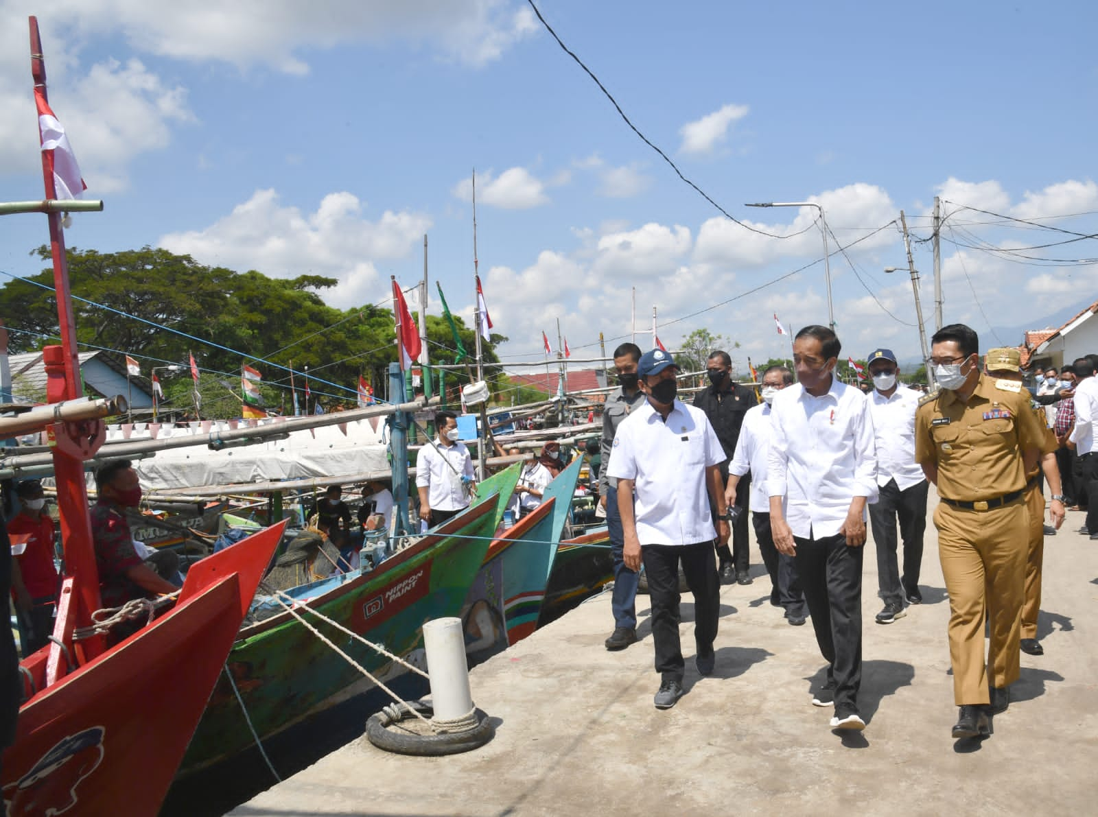 Jokowi dan Ridwan Kami 'Dicurhati' Soal Kelangkaan Solar Oleh Nelayan