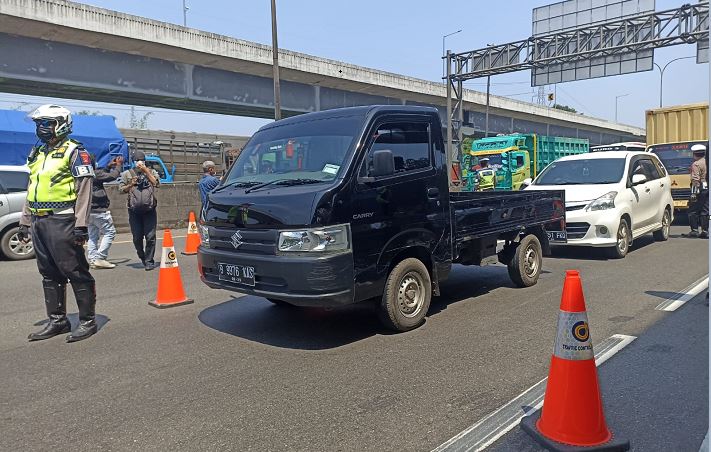 Langgar Ganjil-Genap, Pemudik Dikeluarkan di Tol Karawang Barat