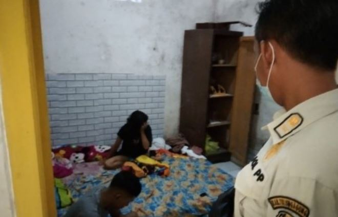 Razia Kos-kosan, Petugas Temukan Satu Perempuan dan Tiga Laki-laki di Dalam Sebuah Kamar