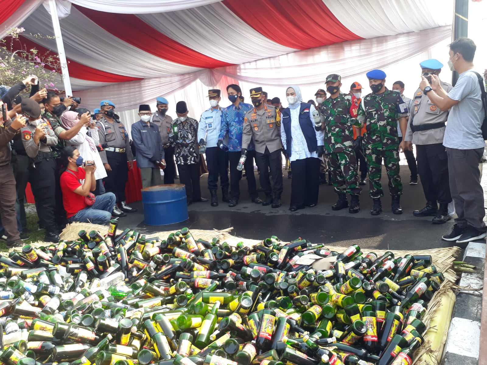 24.526 Botol Miras dan 3.750  Petasan Dihancurkan Polres Karawang, Ini Penampakannya...