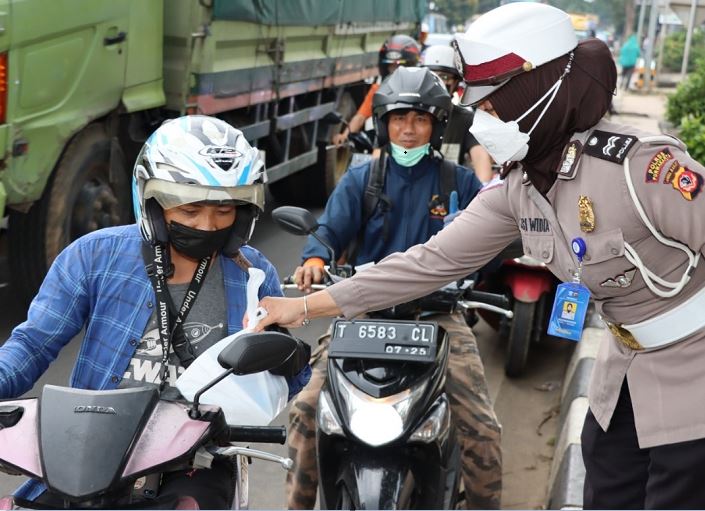 Berkah Ramadan, Polwan Purwakarta Bagi-bagi Takjil ke Pengendara