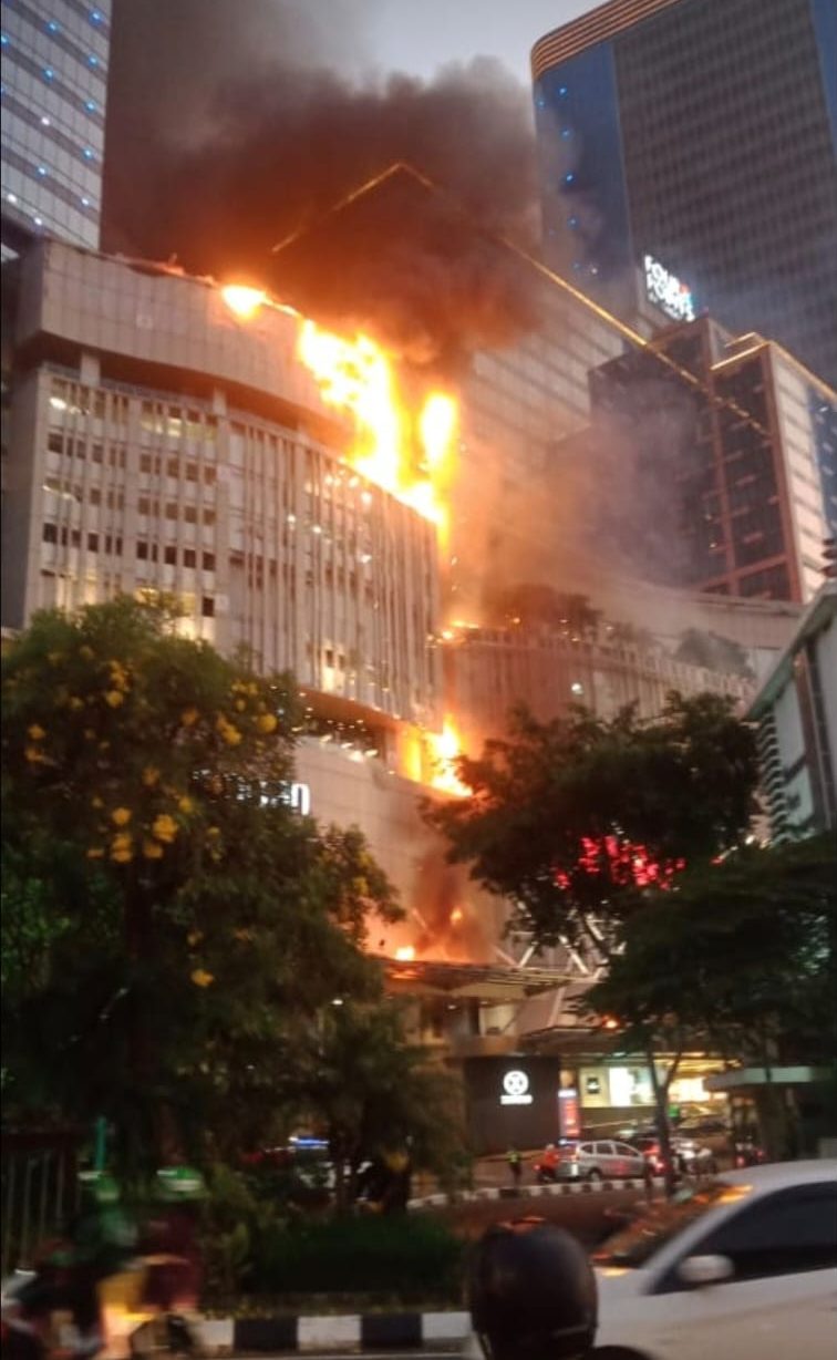 BREAKING NEWS! Tunjungan Plaza 5 Terbakar Hebat, Begini Kondisinya....