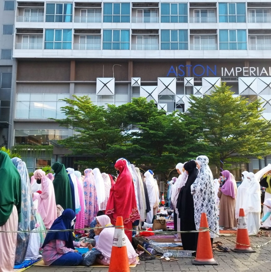 Salat Idul Fitri Bersama di Halaman Parkir Aston Imperial Bekasi