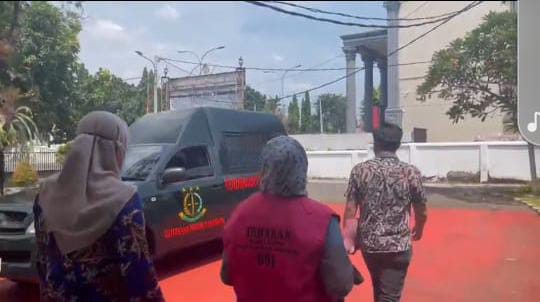 Jaksa Tahan Tersangka Korupsi Rp 9 M di Dinas Pertanian Karawang