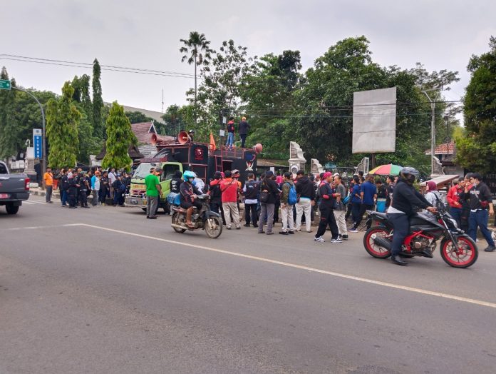 Tolak Raperda Ketenagakerjaan, Buruh Geruduk Disnaker