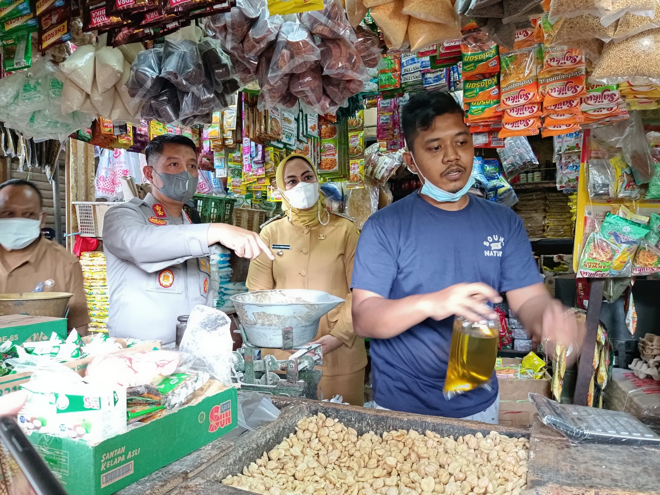 Titah Luhut, Cellica-Kapolres Sidak Harga Minyak Curah