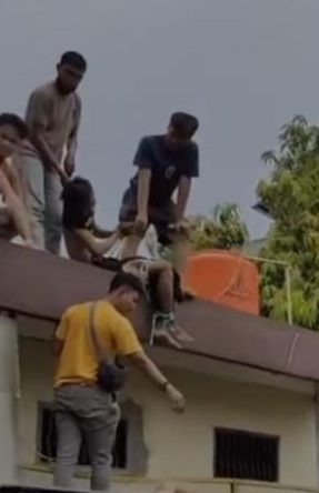 Maling Apes Kepergok Warga Perum Johar Indah Karawang, Dikejar Lari ke Atap Rumah