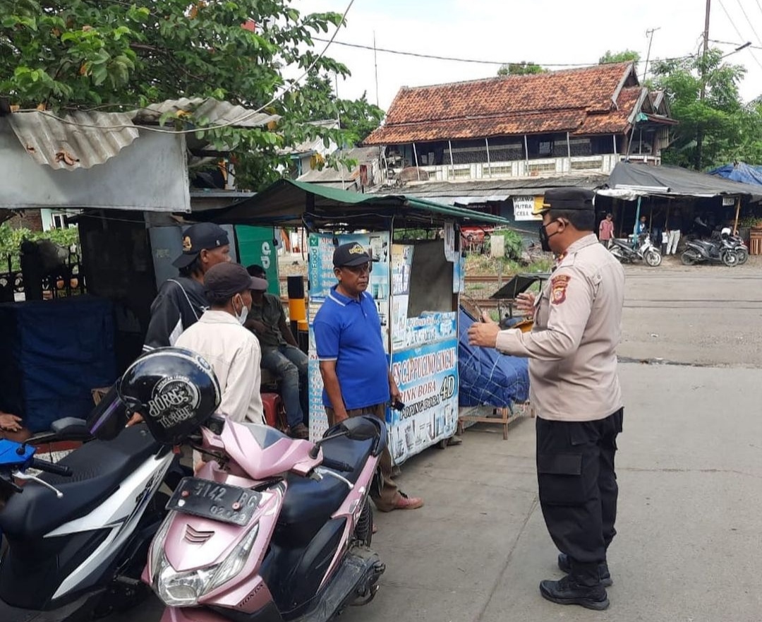 Berjualan di Depan Pintu Rel, PKL Ditertibkan