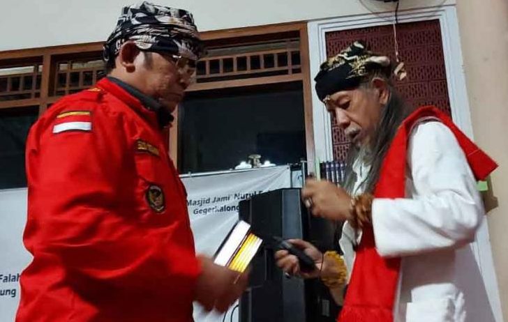 Dengan Ikat dan Pin, Brigjen Pol (Purn) Budi Setiawan Dianugeri Sebagai Tokoh Panutan Sunda