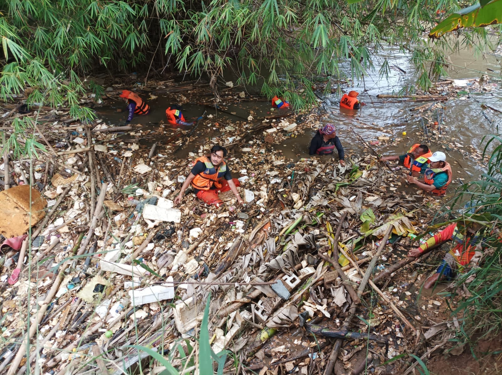 Kali Cikeas Darurat Sampah, Pasukan Katak Kembali Diturunkan Bersih-bersih di Bendung Koja