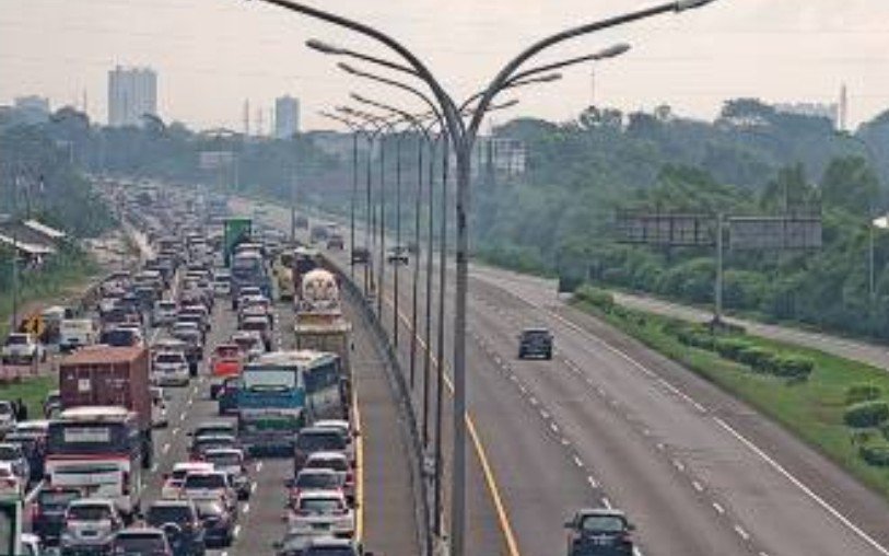 Mulai Pukul 14 00 WIB Ini, Tol Batang-Semarang sampai  Jakarta-Cikampek Diberlakukan Satu Arah