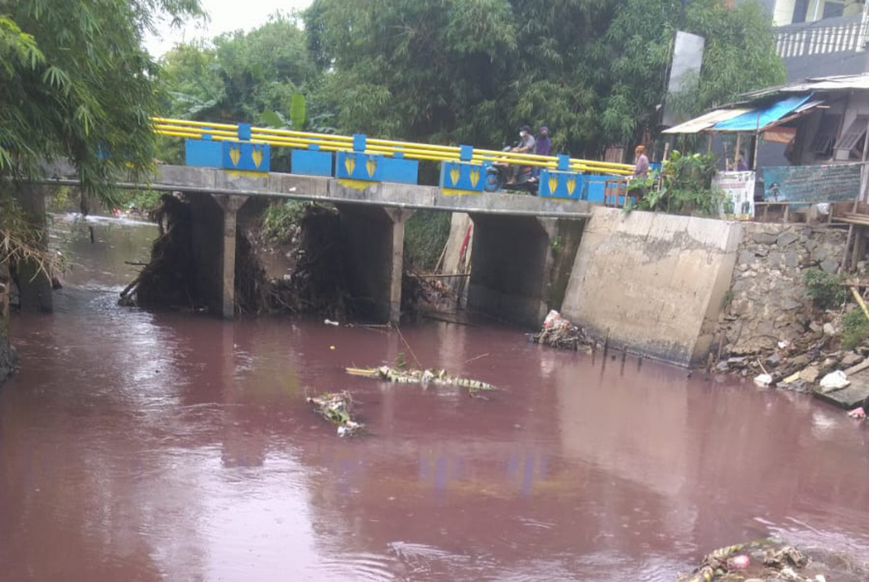 Tecemar Limbah Pabrik, Air Kali Sadang Cibitung Berubah Warna Jadi Merah Delima