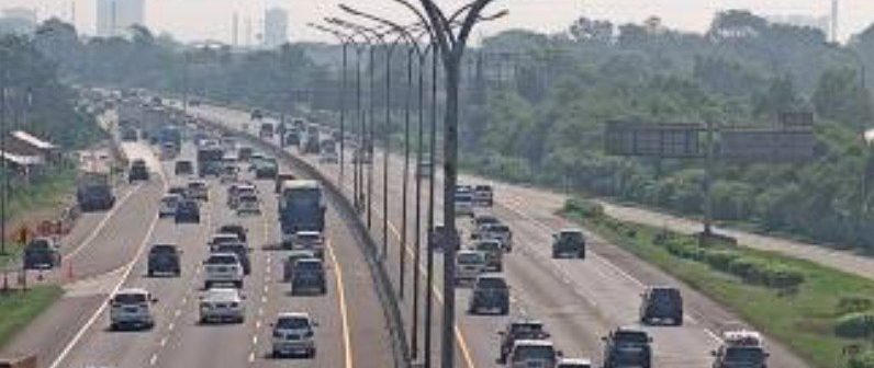 Kondisi Pemberlakuan One Way Tol Jakarta Cikampek Siang Ini Terpantau Lancar