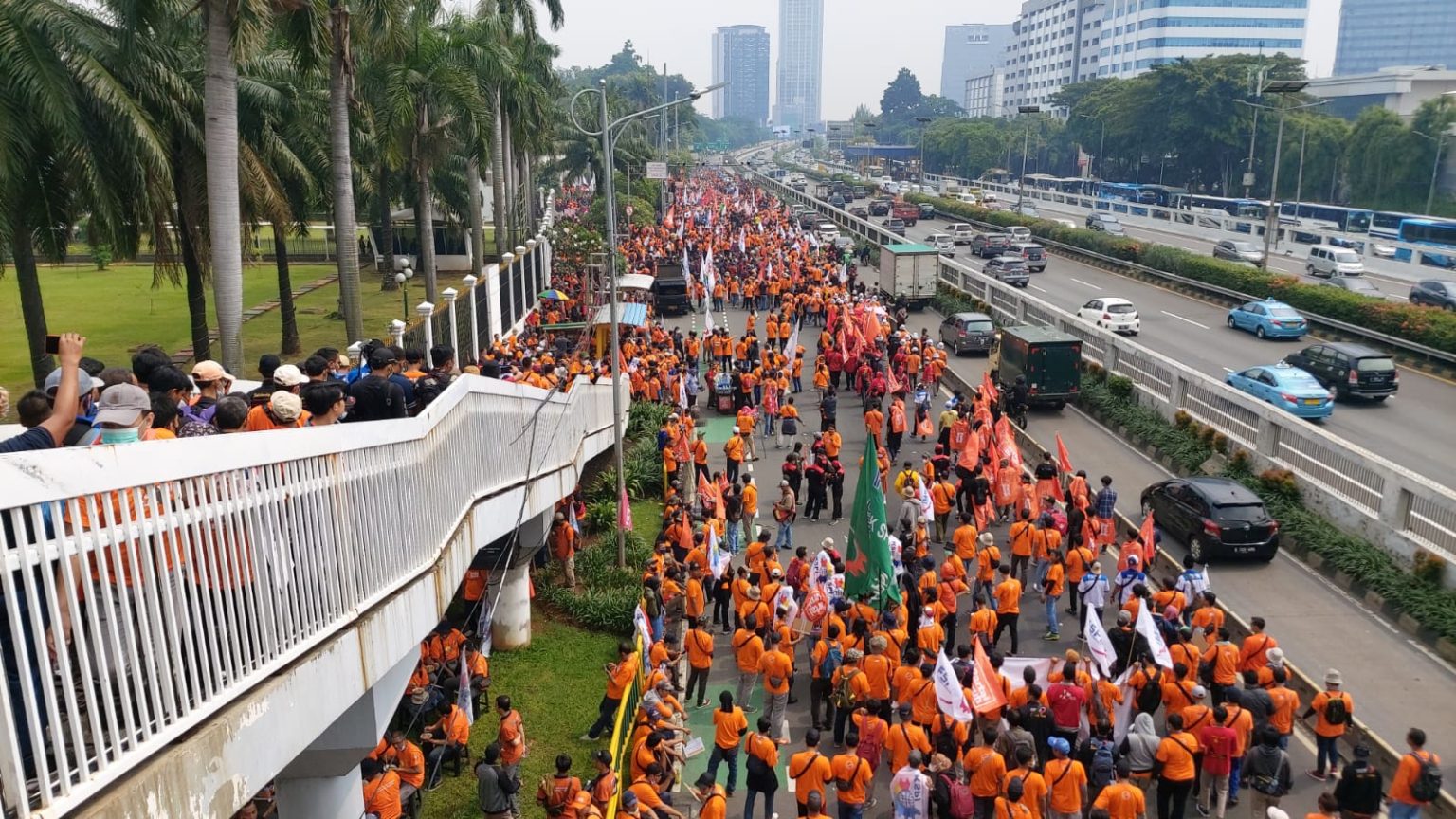 Para Buruh Kembali Demo di Depan Gedung DPR/MPR Tuntutan...