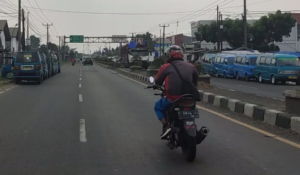 Angkot Ngetem di Bahu Jalan Picu Kelecakaan