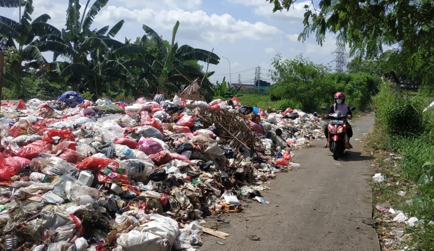 Pasca Lebaran, Sampah Menggunung di Kampung Jarakosta Bekasi, Seperti Ini Penampakannya...