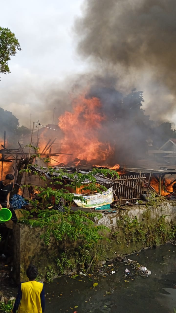 Kebakaran Hebat Terjadi di Kepuh Karangpawitan, Dua Rumah Hangus Terbakar