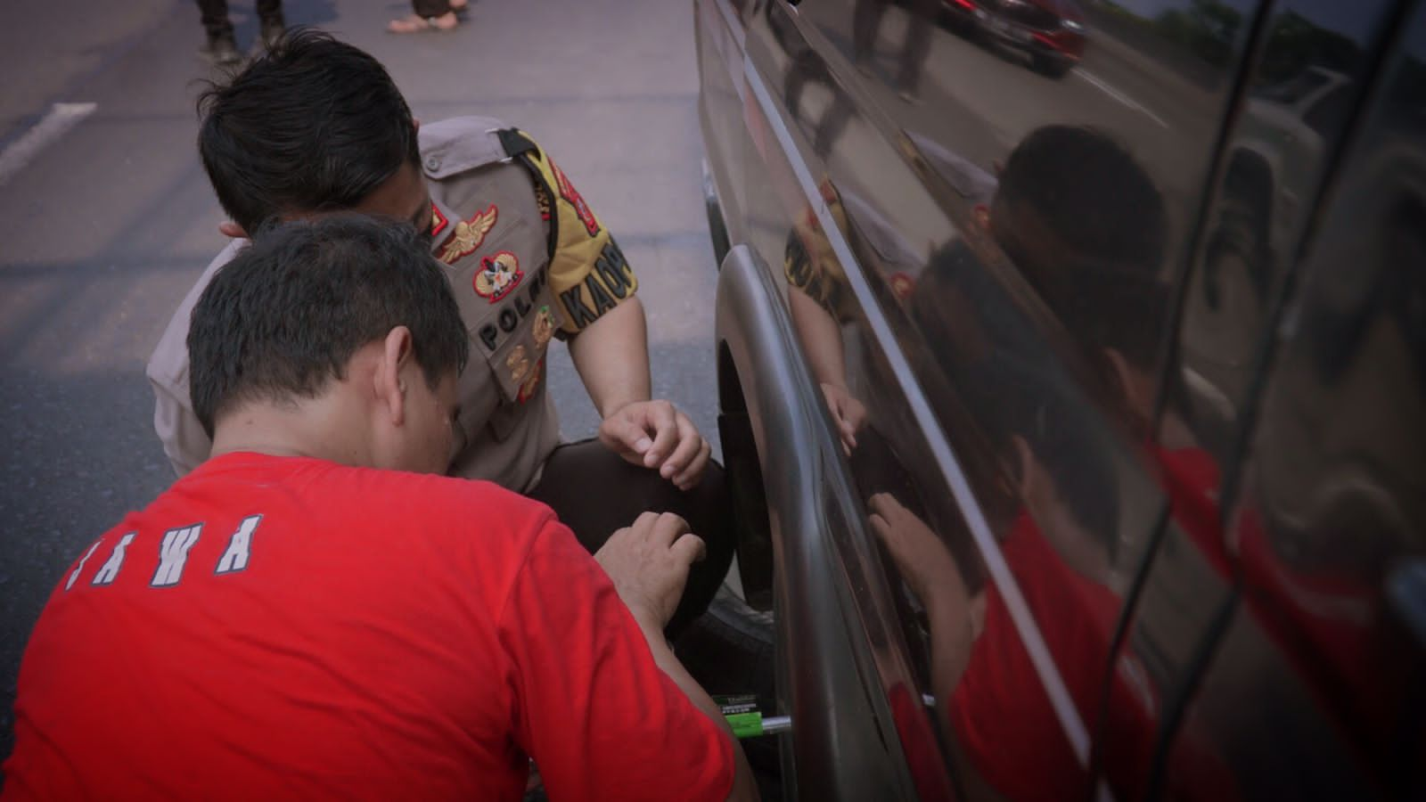 Aksi Simpatik Kapolres Karawang Bantu Mobil Pemudik yang Alami Ban Bocor di Tol