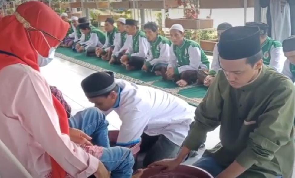 Tangis Haru Sambut 2 Napi Lapas Karawang Bebas Saat Lebaran