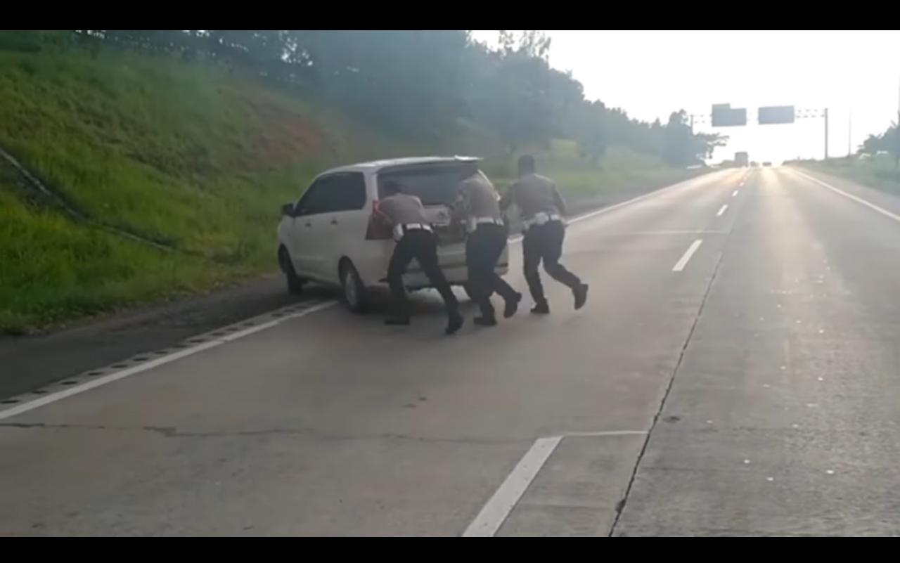 Mobil Mogok Saat Arus Balik Tol Cipali, Beruntung Petugas Polres Purwakarta Sigap Mendorong ke Pinggir