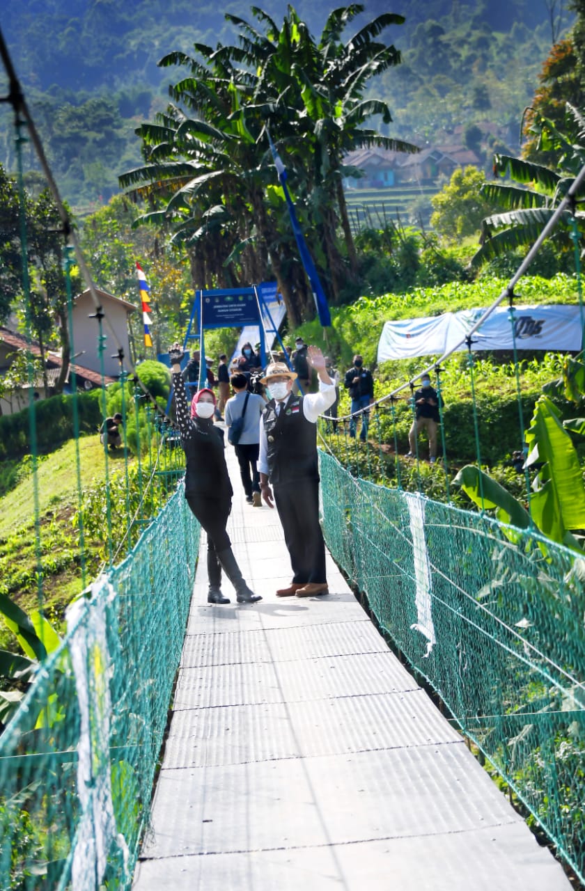 Eksotisnya Jembatan Gantung Simpay Asih, Ridwan Kamil:  Ada Goyangan- goyangannya....