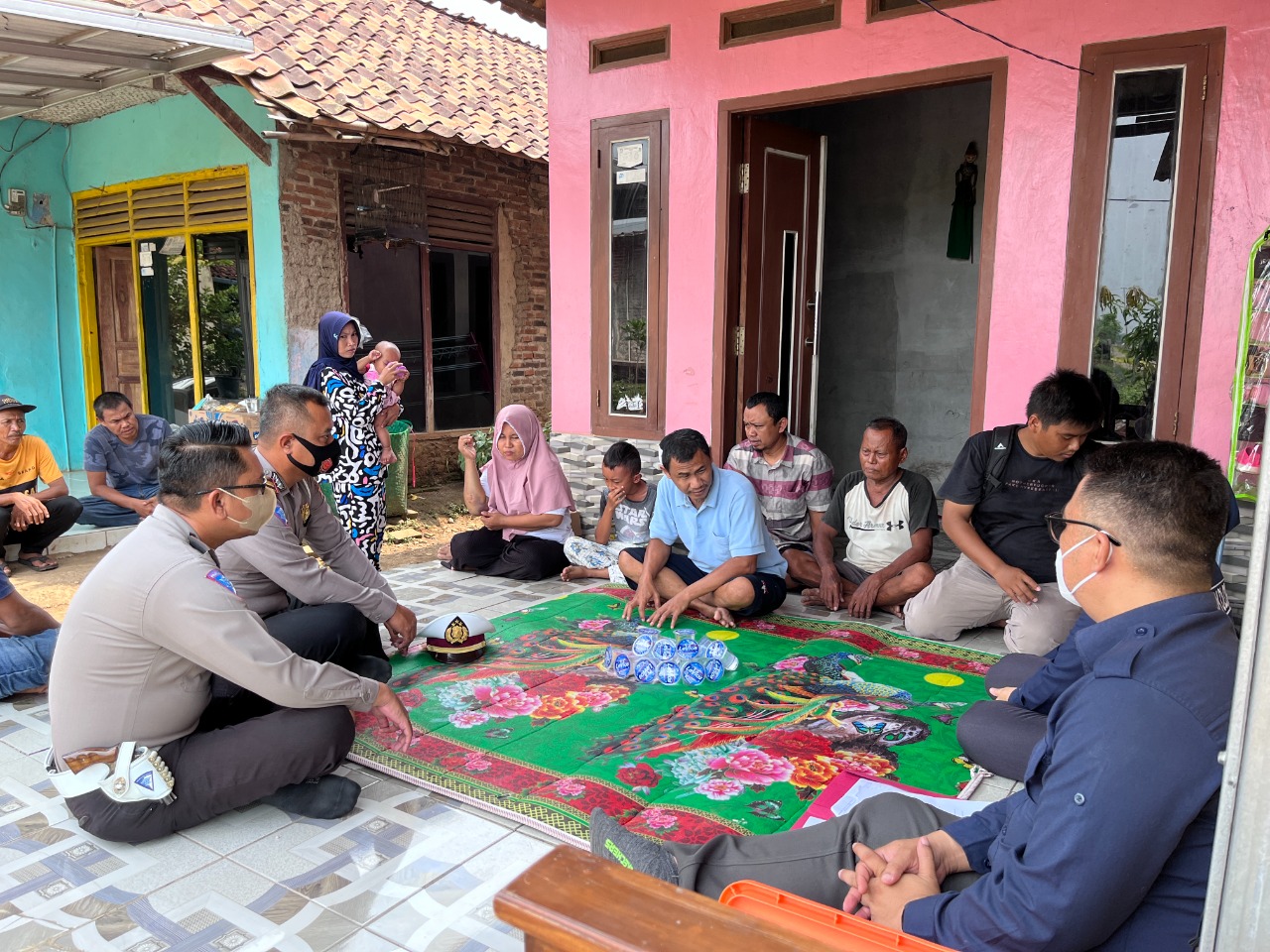 Satlantas Polres dan Tim Psikologi Polda Hibur Keluarga Korban Tabrakan Maut Tamelang, Begini Suasananya...