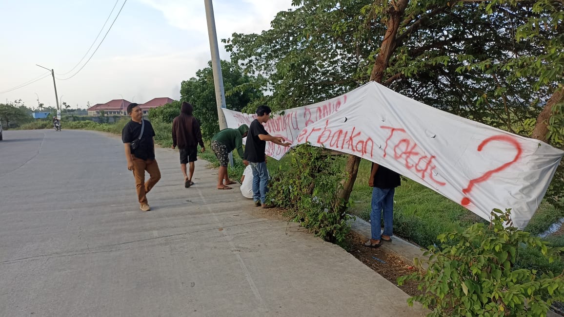 Pembangunan Alun-alun Karawang Dipercepat, Netizen : Jalan Tanjungpura-Rengasdengkok Kapan Diperbaiki?