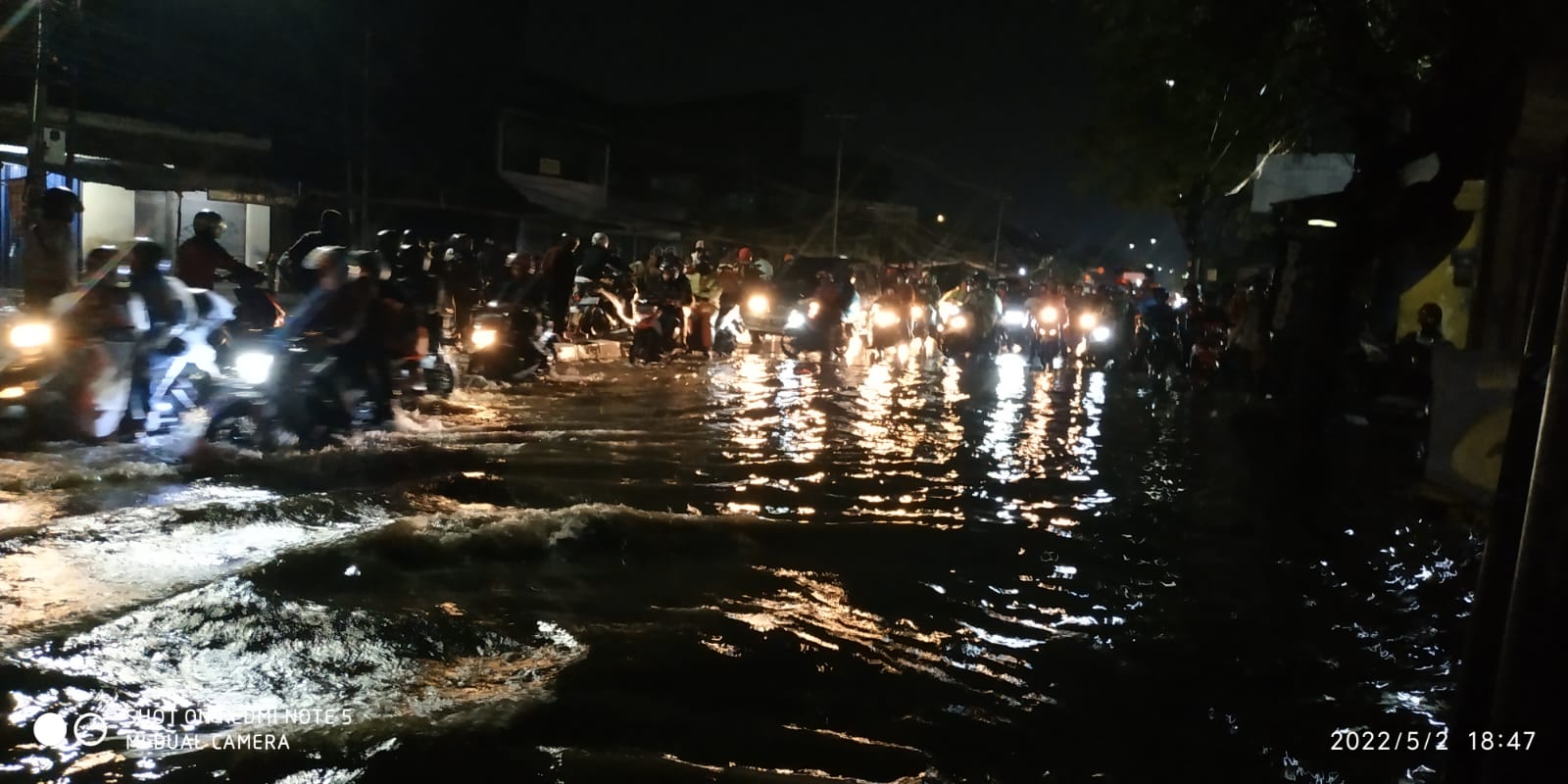 Parah, Banjir Genangi 12 Km Jalan Utama Bekasi-Karawang